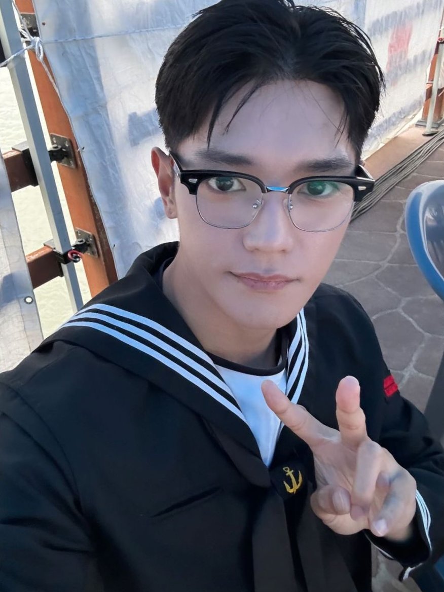 Elsplstrtyong's tweet photo. 🌹: 난 필승 ⚓️🫡
 
Summer                                           Winter
White Uniform🤍                 Black Uniform + Coat🖤 https://t.co/zA88PfrbzE