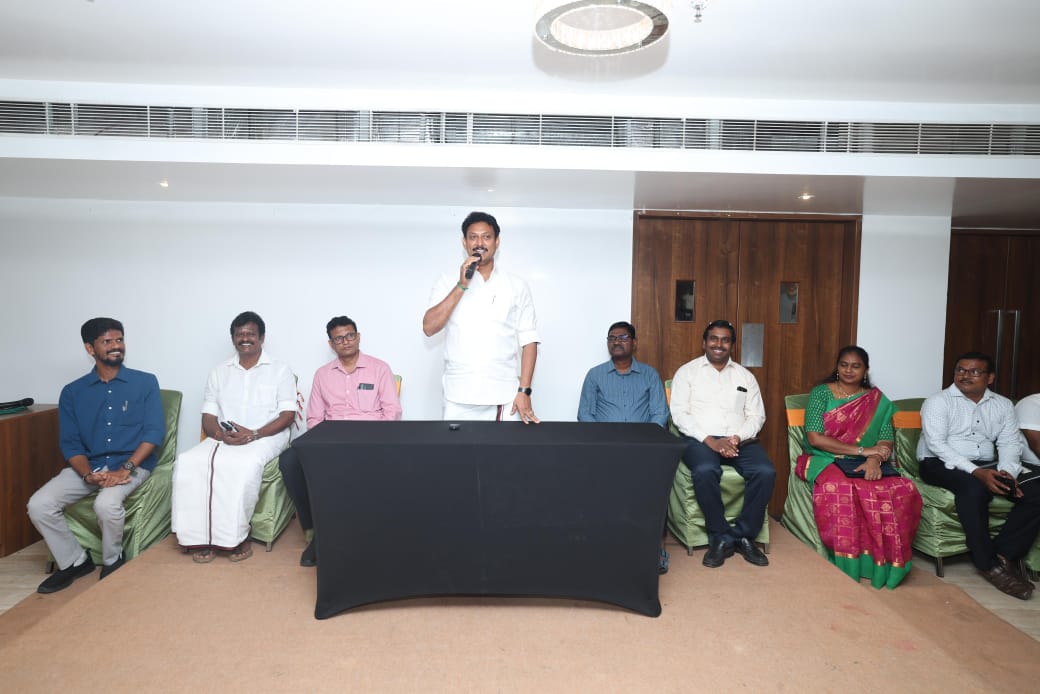 Anbil_Mahesh's tweet photo. 2023-24ஆம் கல்வியாண்டில் "கனவு ஆசிரியர்" விருது பெற்ற 55 ஆசிரியப் பெருமக்களை மாண்புமிகு முதலமைச்சர் @mkstalin அவர்களின் ஆணைக்கிணங்க பிரான்ஸ் நாட்டிற்கு கல்விச் சுற்றுலா அழைத்துச் செல்லவுள்ளோம்.

பிரான்ஸ் நாட்டின் கல்வி நிறுவனங்களைப் பார்வையிட்டு, பண்பாடு மற்றும் கலாச்சாரம் சார்ந்த நிகழ்வுகளில் பங்கேற்கவுள்ள 
கனவு ஆசிரியர்களை இன்று திருச்சியில் சந்தித்து கலந்துரையாடி வாழ்த்துகள் தெரிவித்தோம்.

@tnschoolsedu