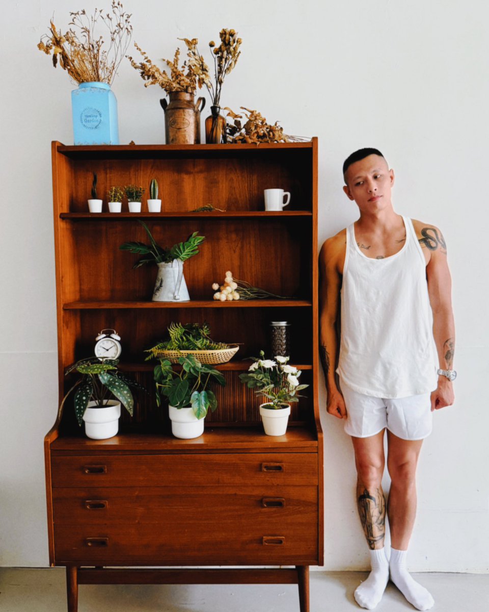 昨天陪 <a href="/jay_jie1228/">葛</a> 拍照
在換景的空隙拉他過來旁邊叫他歪頭
呆呆的 好口愛

手機裡有好多 <a href="/jay_jie1228/">葛</a> 的裸照和影片呢😌