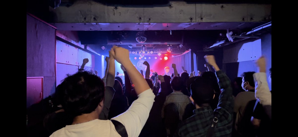 glammy_akino's tweet photo. 昨夜は高崎grooveへRASENさんを観に行って来ました👍5年ぶりのLIVEとの事でしたが圧巻のパフォーマンスでした‼️楽曲もカッコよくてたくさん刺激をもらって来ました👍オーナーの澤村さんにもご挨拶出来たし懐かしの方々にも会えて良い時間を過ごせました！今度一緒にやりましょう https://t.co/fpI5hMSotr