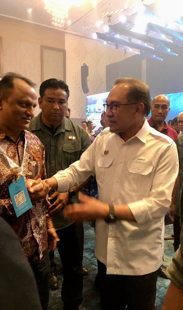 khastagir's tweet photo. Exchanging views with Malaysian PM at the Sabah International Blue Economy Conference 2024. PM Anwar was upbeat about his recent visit to Bangladesh and expressed happiness about the constructive discussions held with his good friend Hon Chief Adviser Prof Yunus! https://t.co/D3y6oGRG04