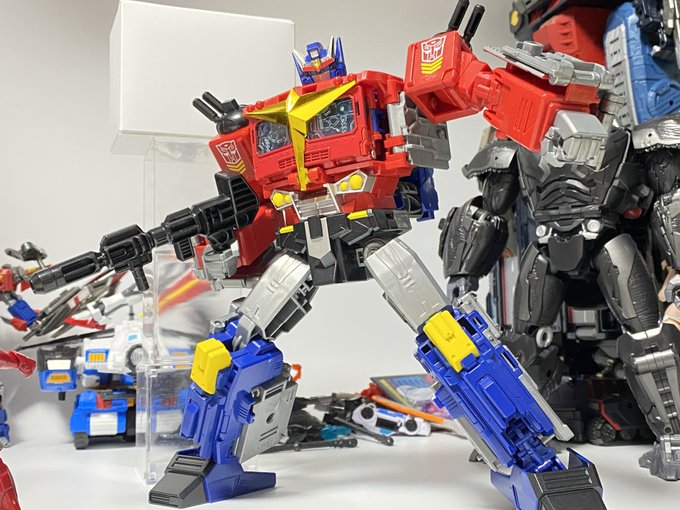 そういえば昨晩当時版スターコンボイの履帯が遂に千切れてて悲しみに明け暮れたよ
タイタンクラス買うしかないね。 