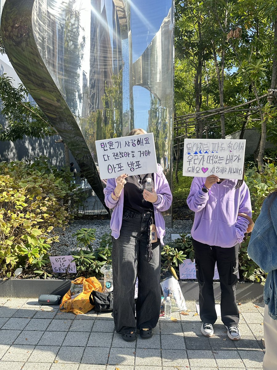 แอดมาที่หน้าตึก HYBE ตอนนี้มีอาร์มี่มายืนถือป้ายซัพพอร์ทชูก้า แล้วก็มีทรัคมาซัพพอร์ทด้วย