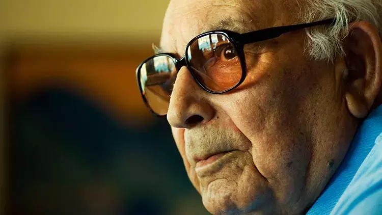 "Sen iyi bir insansın, onun için seni çok öldürmüşler."

-Yaşar Kemal, Karıncanın Su İçtiği
#YaşarKemal