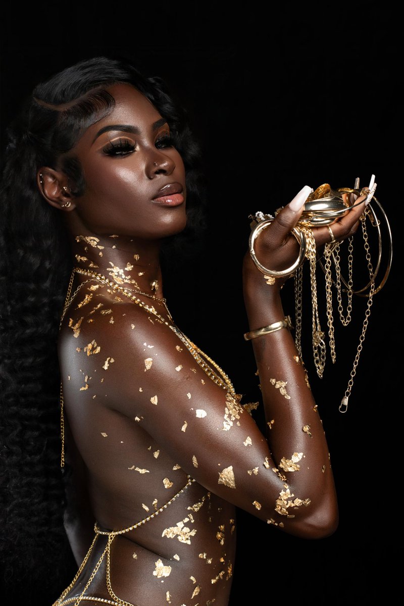 Golden touch, sinful intentions 🥂

#Libra