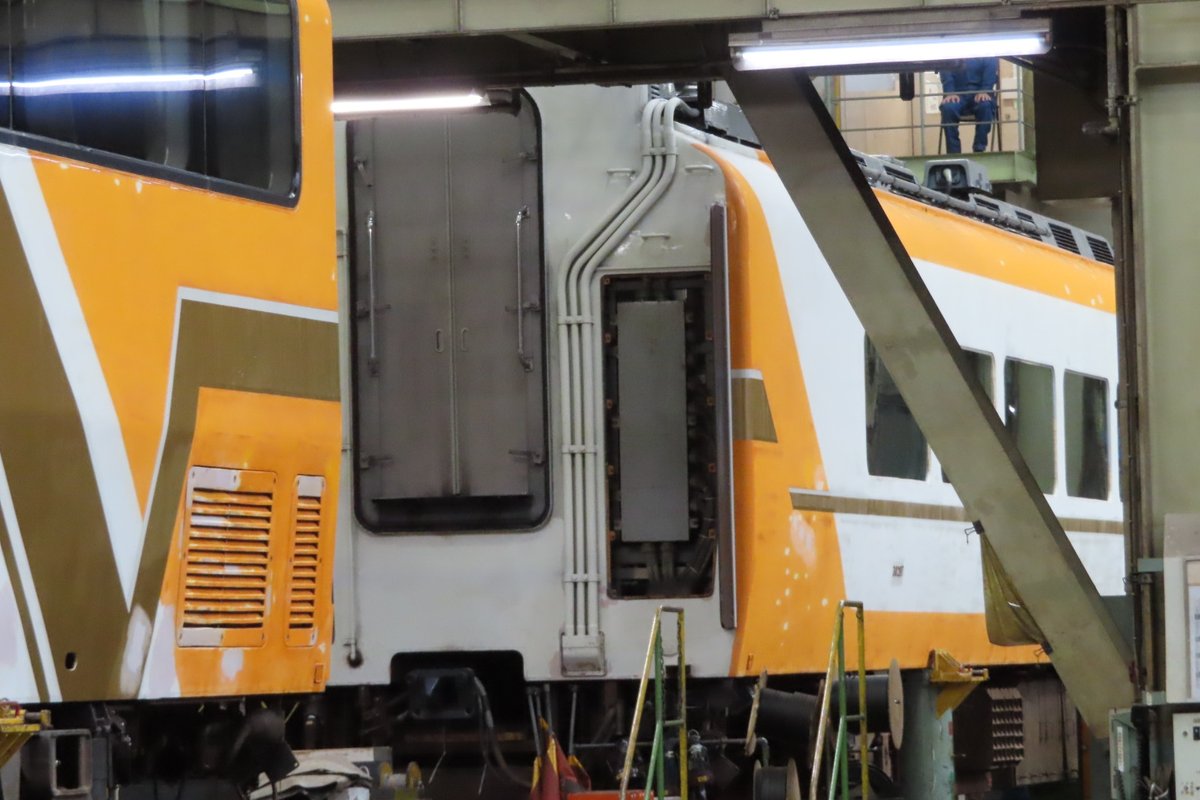 近鉄30000系先頭車の妻面。 中間車の2階席の床面高さに合わせて、貫通