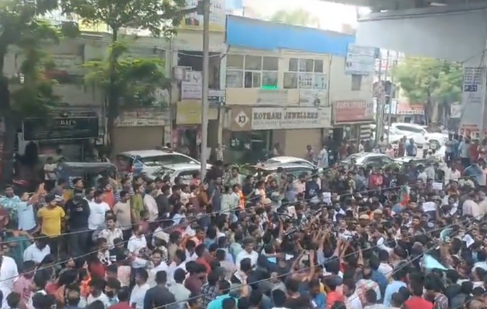 NewsLineTelugu's tweet photo. అశోక్‌ నగర్‌లో ఉద్రిక్తత..!

అశోక్‌నగర్‌లో రోడ్డెక్కిన గ్రూప్‌ వన్ అభ్యర్థులు..

పెద్ద సంఖ్యలో రోడ్డుపైకి చేరుకున్న నిరుద్యోగులు..

నిరుద్యోగులకు మద్దతు పలికిన ప్రతిపక్ష పార్టీలు..

పరీక్షలు వాయిదా వేయాలి, జీవో 29 రద్దు చేయాలని డిమాండ్..