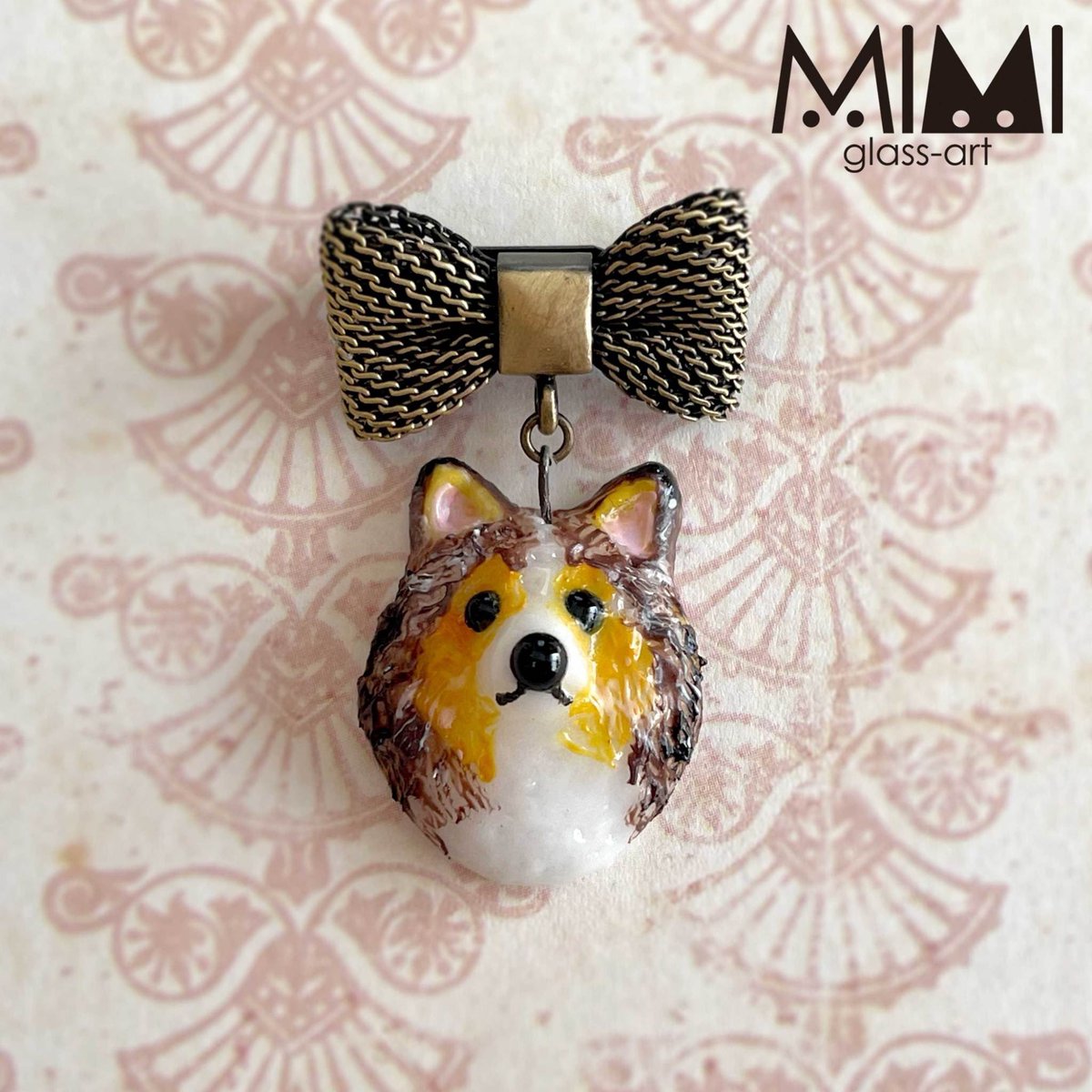 MIMIglassart1's tweet photo. 【ミニリボンブローチ　シェルティ】
もふもふな牧羊犬
シェルティがミニリボンシリーズに
仲間入り✨✨
コートのワンポイントにも🐕

#シェルティ　#犬雑貨　#fusing #ガラス工芸　#mimiglassart https://t.co/lT5zK9ymL0