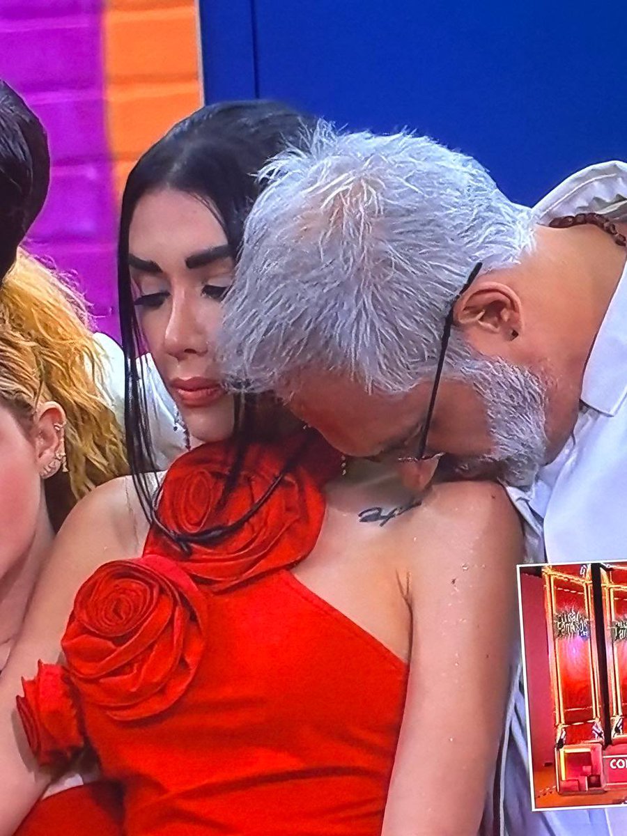 abraham_arroniz's tweet photo. Todas las machorras ven un shipeo entre #karime y #Gala pero el verdadero es de Karime con #Arath
Las machorras ahuevo quieren "crear" una relación falsa entre ellas pero aquí el ganon está siendo Arath
#Garime ni que su culo aquí la realidad es #Arime y este señor está casado. https://t.co/RyfwuJredJ