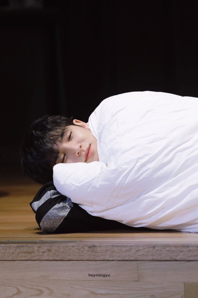 속눈썹이 길고 많아서
눈 감앗는데도 선이 찐함ㅋㅋ