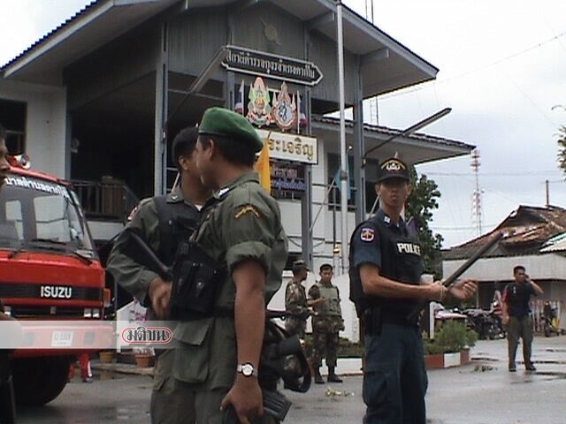 _anchr's tweet photo. อย่าหลงเชื่อ Fake News จากนางแบก

นางแบกปล่อยข้อมูลเท็จว่าภาพนี้ไม่ใช่ภาพตากใบ แต่ความจริงคือภาพที่ทหารขนคนขึ้นรถบรรทุกคือเหตุการณ์ในตากใบแน่นอน  สังเกตสัญลักษณ์ที่แขนเสื้อของทหารในภาพซ้าย คือสัญลักษณ์เดียวกันกับทหารในภาพขวาที่มติชนลงเรื่องตากใบ https://t.co/3ilMSSugjK