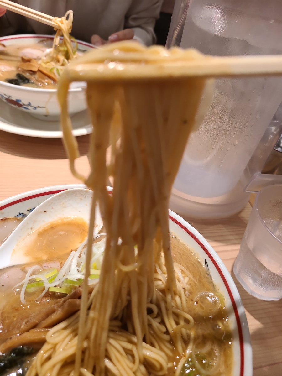 omune's tweet photo. 東京ラーメンストリートに佇む煮干しらーめん店。
通常の煮干そば（とろり）にしました。
着丼したスープは一見とんこつのような濁りスープ。しかし紛れもない煮干です。
ちょっと太めのストレート麺も美味しく満足でした。

#東京煮干しらーめん玉
#ラーメン好きな人と繋がりたい https://t.co/VbLbLB9clV