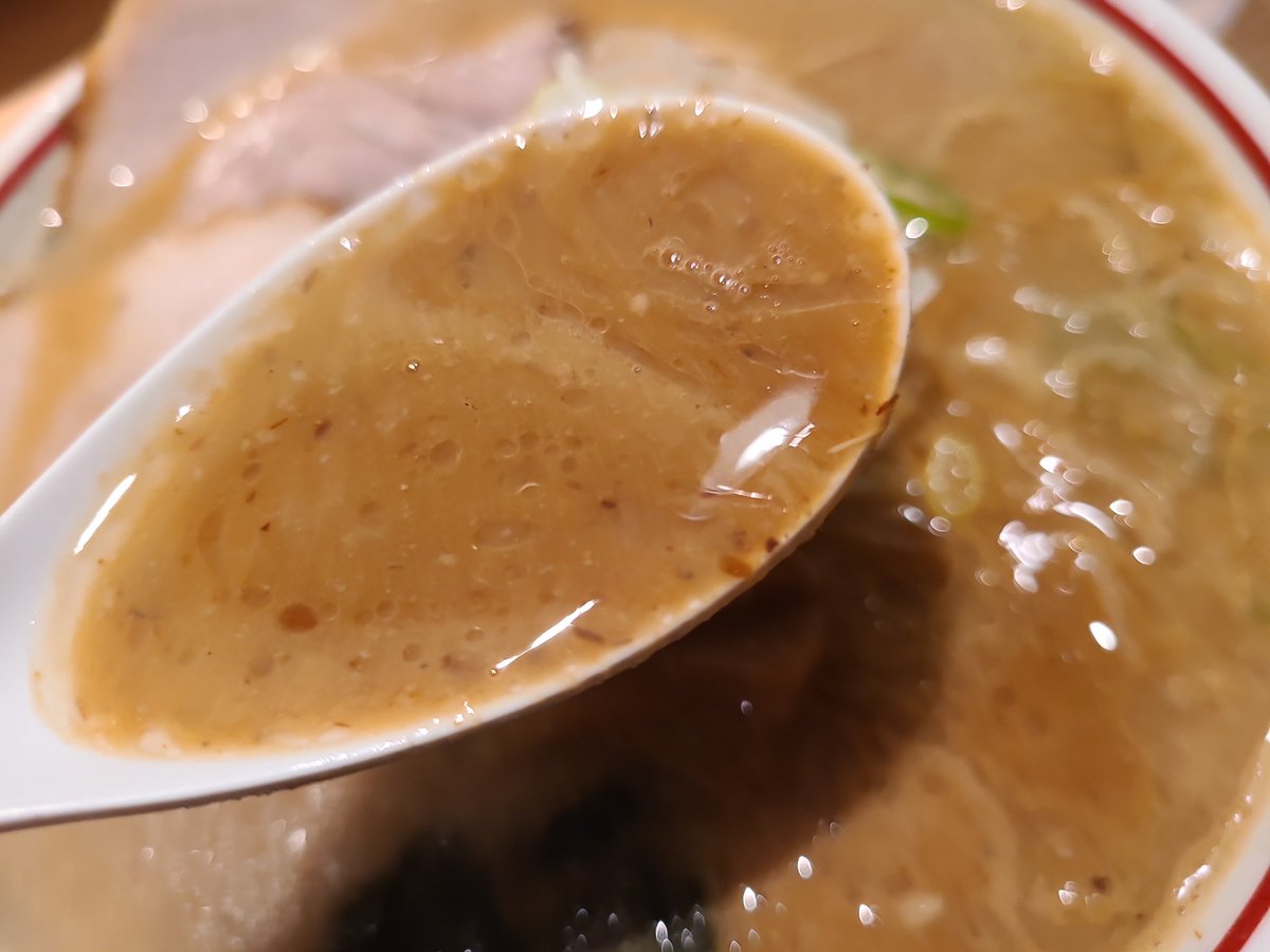 omune's tweet photo. 東京ラーメンストリートに佇む煮干しらーめん店。
通常の煮干そば（とろり）にしました。
着丼したスープは一見とんこつのような濁りスープ。しかし紛れもない煮干です。
ちょっと太めのストレート麺も美味しく満足でした。

#東京煮干しらーめん玉
#ラーメン好きな人と繋がりたい https://t.co/VbLbLB9clV