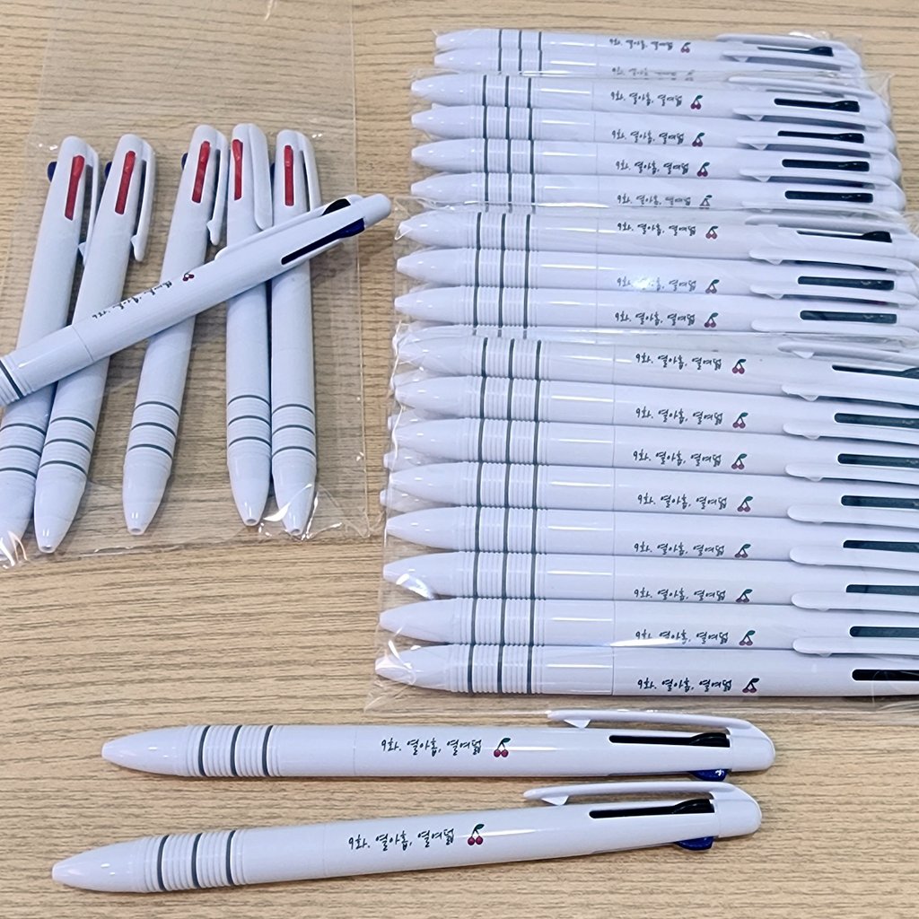 🌿 연지구_팬미팅 나눔 🌿

일코처럼 사용할 수 있게 간단한 볼펜 준비했어요 ✨️ 평소 사용하는 펜이라 스르르 잘 써짐 인정 👍

- 수량 : 낮 40개, 밤 40개
- 낮공 버전 : 9화. 열아홉, 열여덟
- 밤공 버전 : 아직..미공개 ㅋㅋ
(이제부터 생각해 보겠다는거?👻)