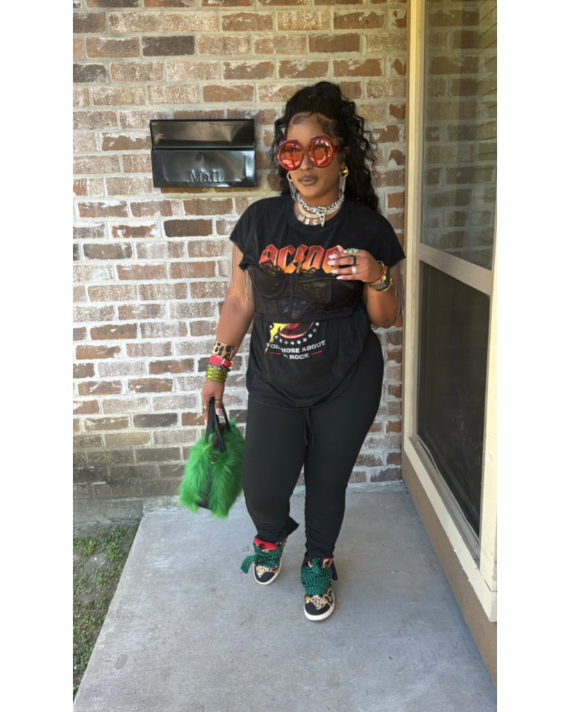 MsCeNisha's tweet photo. hood princess👌🏽, 
nothing you’re used too🧪 https://t.co/L8dVRnAUDq