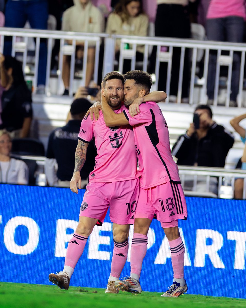 Clubarribaperu's tweet photo. Máximos goleadores de la historia del fútbol (Goleadores en partidos oficiales)
1. Cristiano Ronaldo 🇵🇹*9️⃣0️⃣7️⃣
2. Leonel Messi 🇦🇷*8️⃣4️⃣9️⃣⚽️⚽️⚽️
3. Josef Bican 🇦🇹🇨🇿8️⃣0️⃣5️⃣
4. Romario🇧🇷7️⃣7️⃣2️⃣
5. Pelé🇧🇷7️⃣5️⃣7️⃣
6. Ferenc Puskas🇭🇺🇪🇸7️⃣4️⃣6️⃣
7. Gerd Müller🇩🇪7️⃣3️⃣5️⃣
*Futbolistas en actividad. https://t.co/P5YCyj3BAb