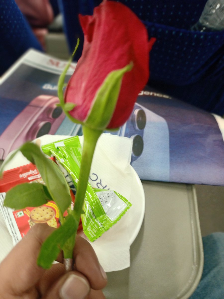 Amit_RAWS's tweet photo. Sweet and welcoming gesture by the crew of #VandeBharat . Thank you @RailMinIndia 
#patna #bihar #gaya #india https://t.co/r54nywsnIP