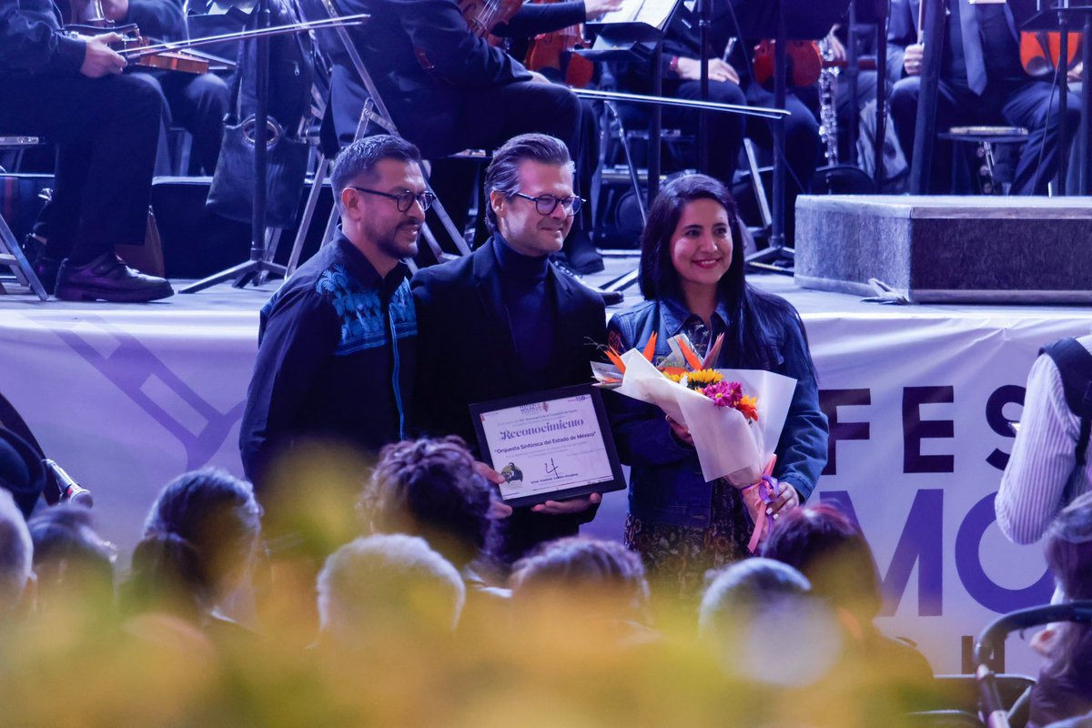 CulturaEdomex's tweet photo. Esta noche la @OSEMoficial presentó su #Programa7 en la Plaza 22 de octubre en #Rayón, con Natanael Espinoza como director huésped, Dennis Arce, marimbista y las voces femeninas del coro del @OficialCOMEM. Te compartimos algunas imágenes de este gran concierto. #ElPoderDeServir https://t.co/F0LWP3j8K0
