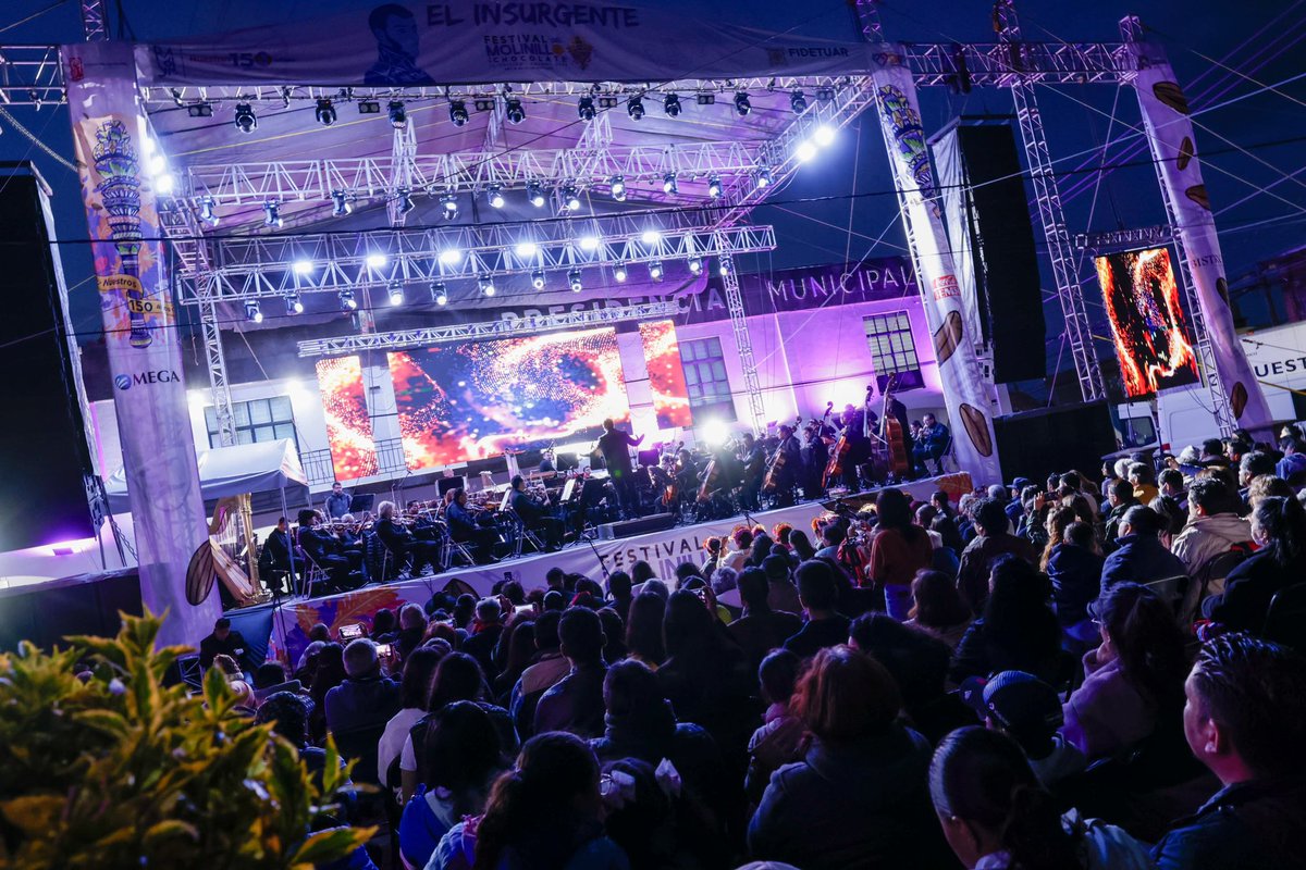 CulturaEdomex's tweet photo. Esta noche la @OSEMoficial presentó su #Programa7 en la Plaza 22 de octubre en #Rayón, con Natanael Espinoza como director huésped, Dennis Arce, marimbista y las voces femeninas del coro del @OficialCOMEM. Te compartimos algunas imágenes de este gran concierto. #ElPoderDeServir https://t.co/F0LWP3j8K0