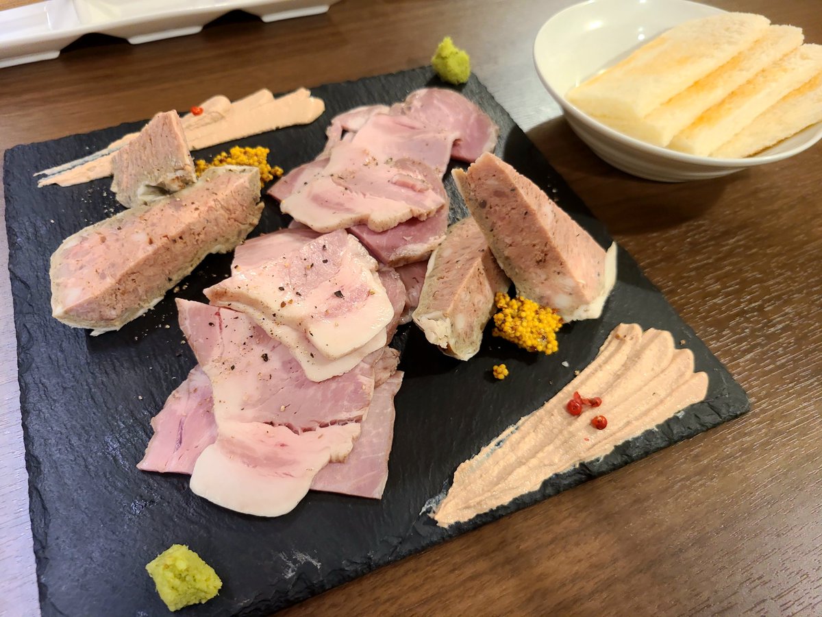 omune's tweet photo. 荻窪「とんかつそら」念願の訪問です。
◆フレンチ前菜3種盛り
シャルキュトリー盛り合わせ最高です。
◆香り豚ひれかつ御膳
しっとりとしたお肉、サクサクで軽い衣、自家製の甘めのソース✨️
◆牛メンチカツ　パルミジャーノ雪化粧
どれをとっても
最　高　！
の一言に尽きました😂
#とんかつそら https://t.co/QWuiSWVhRz