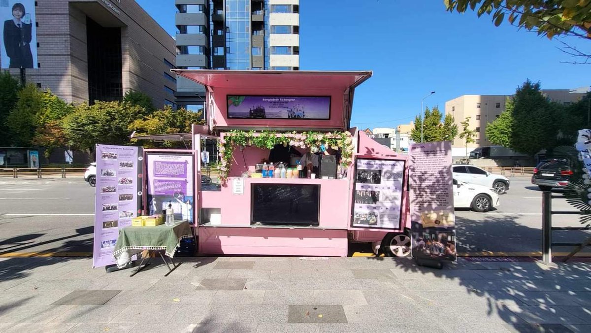 Rubiyan07's tweet photo. Our Food Truck is now infront of HYBE To Support BTS &amp; Yoongi💜🇧🇩

WE LOVE YOU YOONGI

#BTSisSeven
사람들은 말해 세상이 다 변했대
#WeLoveYouYoongi
다행히도 우리 사이는 아직 여태 안 
#YoongiNeverWalksAlone 
일곱이라 다행이다
#ARMYLoves7
#BangladeshToBangtan https://t.co/dm5pv6ylBK