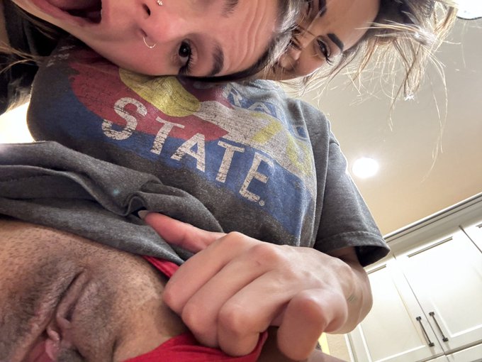 Photos I wake up to ? @essie_gotback @dannibellbaby https://t.co/wyzKdrBo4A