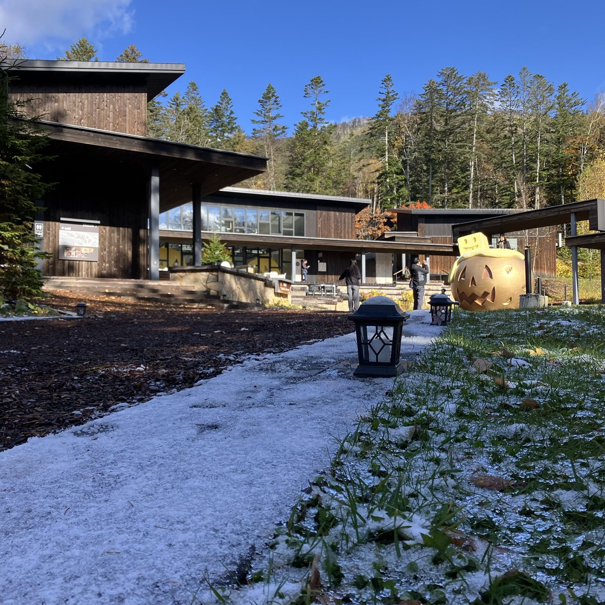 farmdesigns2's tweet photo. ☃️ホタルストリート☃️
昨晩から初雪を観測☃️
朝になっても日陰や山頂付近では
白く雪が残っています🏔️
気温もグッと下がり秋はどこへやら🍂
#farmdesigns
#牧場
#牛 https://t.co/SMLTSUaUnI