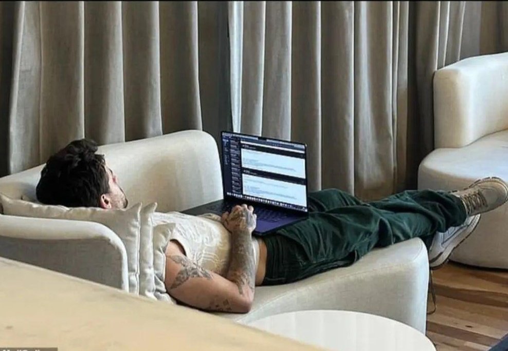 Fisuram4's tweet photo. Es increíble lo tranquilo que estaba Liam, muchos decían que estaba en una estado caótico.
Acá hay algo que no cierra! No parece una persona que quería hacer lo que hizo!
Muy triste!

#Liam_Payne #LiamPayne https://t.co/0cHLVN5AD3