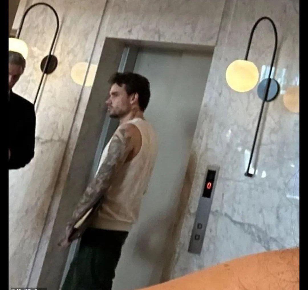 Fisuram4's tweet photo. Es increíble lo tranquilo que estaba Liam, muchos decían que estaba en una estado caótico.
Acá hay algo que no cierra! No parece una persona que quería hacer lo que hizo!
Muy triste!

#Liam_Payne #LiamPayne https://t.co/0cHLVN5AD3