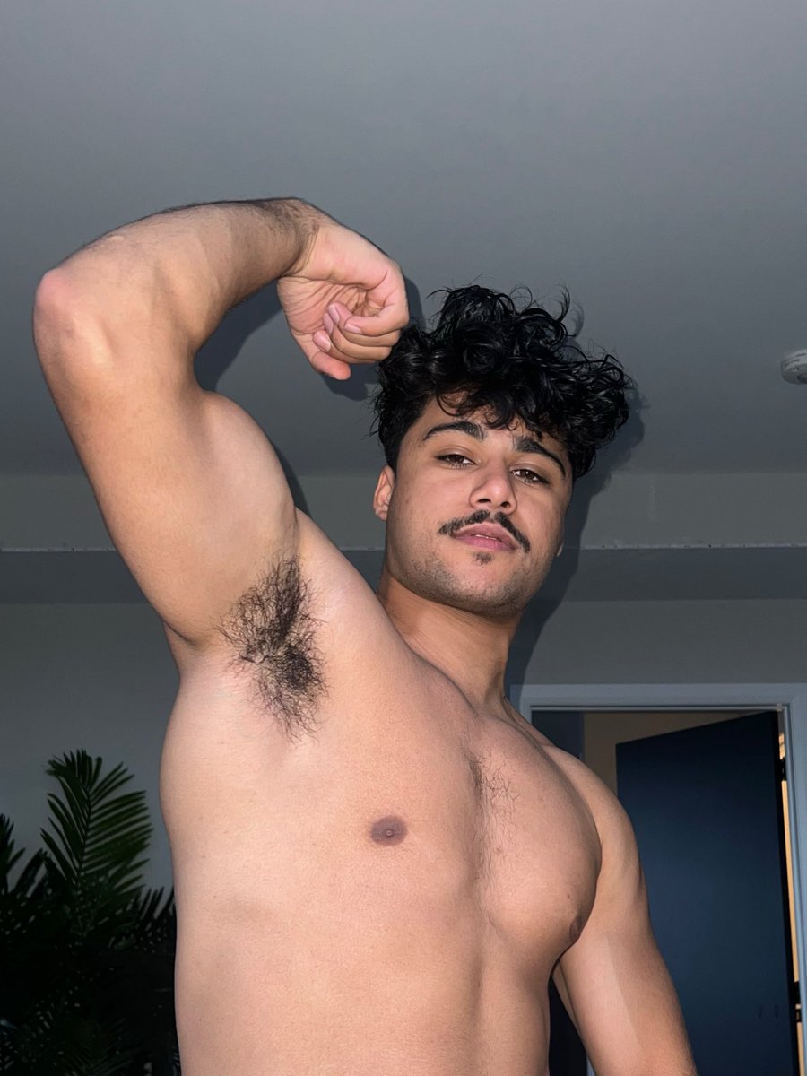KingRuthl3ss's tweet photo. Me or your boyfriend ? https://t.co/Mx40eOSMPy