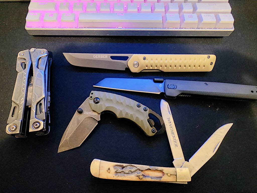 LeFicha's tweet image. Llevo rato queriendo darle un break a mi vieja confiafle winchester de dos hojas, en mi EDC. Y hoy compre 3 navajas que me gustaron, por ahorita me ire mas por la mini kershaw ya que me gusto el agarre. Algunas recomendaciones para alguna flashlight buena 👀