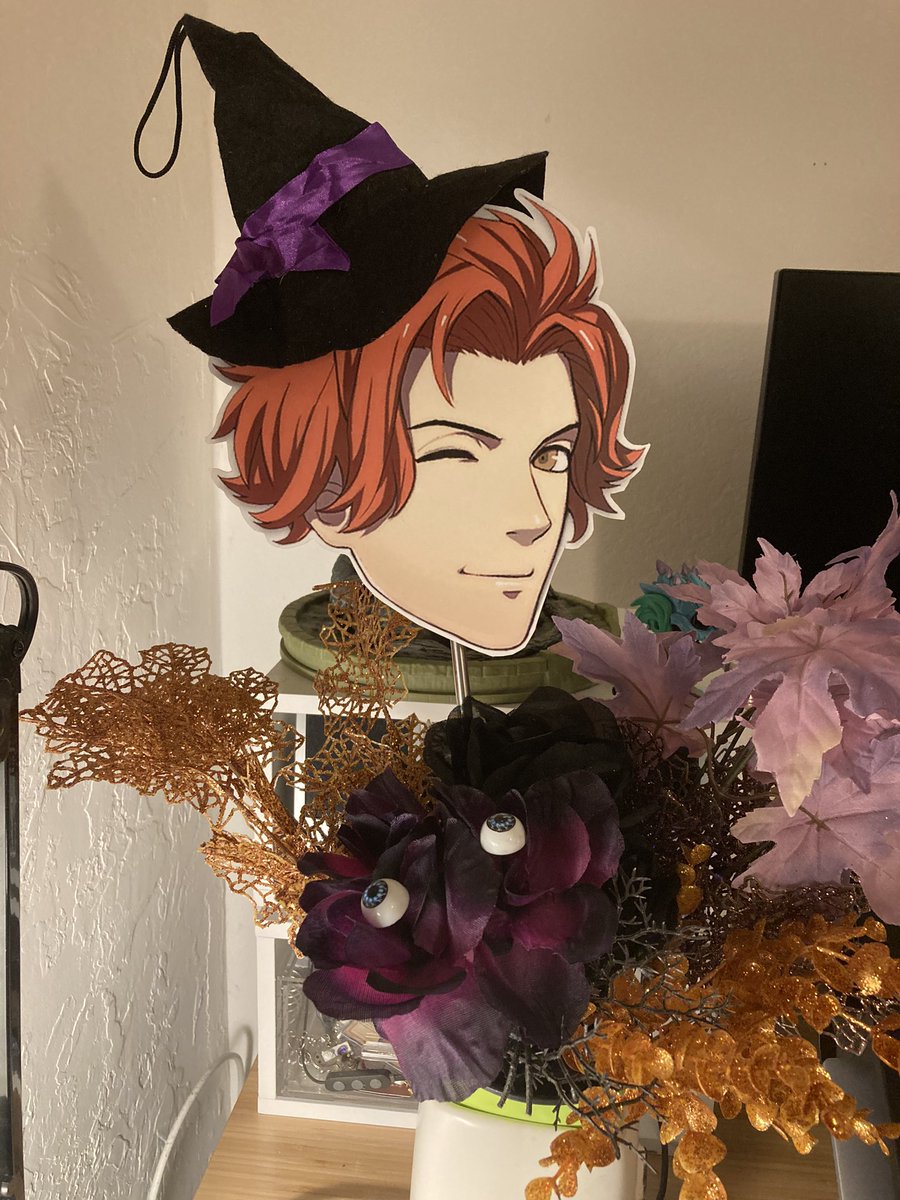 turbles_'s tweet photo. Sylvain's decked out in his halloween costume for the year. https://t.co/hookTN2pOs