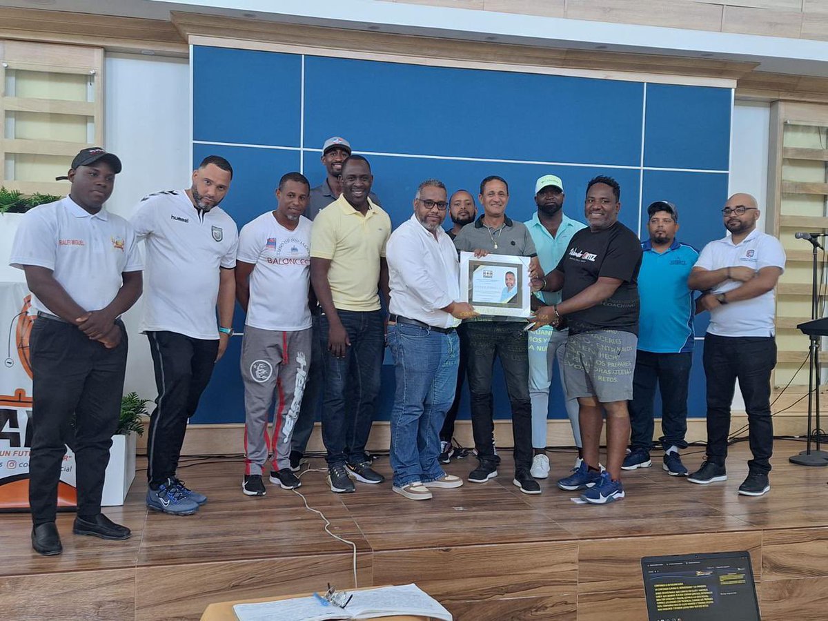 CoebapaE's tweet photo. Momento emotivo e histórico donde nuestro gremio reconoce a @SnyderZorrilla 

@WanderOrtizS presidente del gremio le hace entrega formal 

#Coebapa https://t.co/zjUcAgKgIz