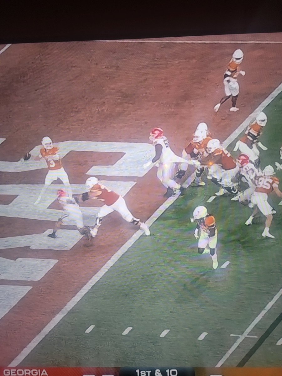 brian_bortz's tweet photo. @espn @UGAAthletics 

Why did no one see this missed call??? It should've been holding on Texas, in the endzone...an automatic safety and the ball goes back to UGA. https://t.co/m19UYhwRk8