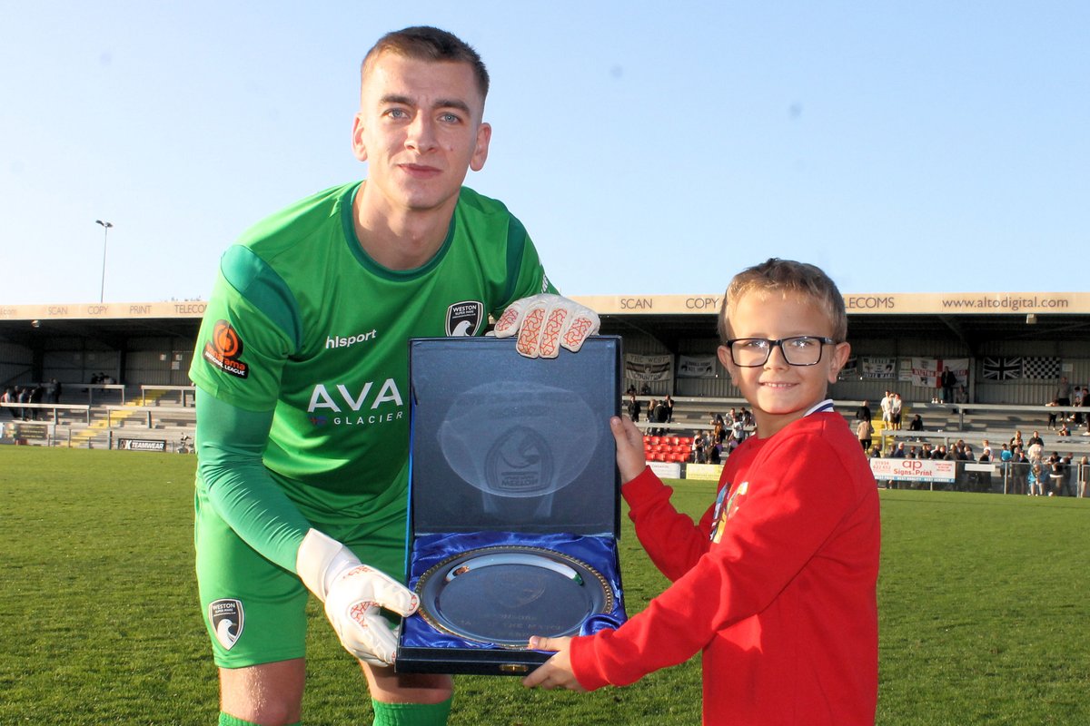 Yesterday's matchday sponsors Alchemy chose Max Harris as their Man of the Match in our 0 - 0 draw against Boreham Wood 🏆

They kindly allowed young Oliver Fleet, a player for South West Minis U8s &amp; also attending his first Weston game, to present the award 👏

📷 Ade Threasher