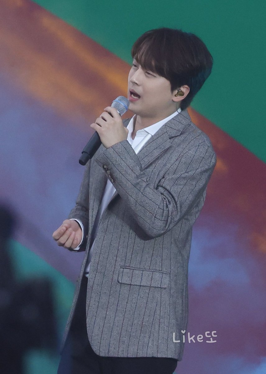 25년 사과축제도 예약하고 오신 가수님😆😁 
241019 문경사과축제 #이찬원