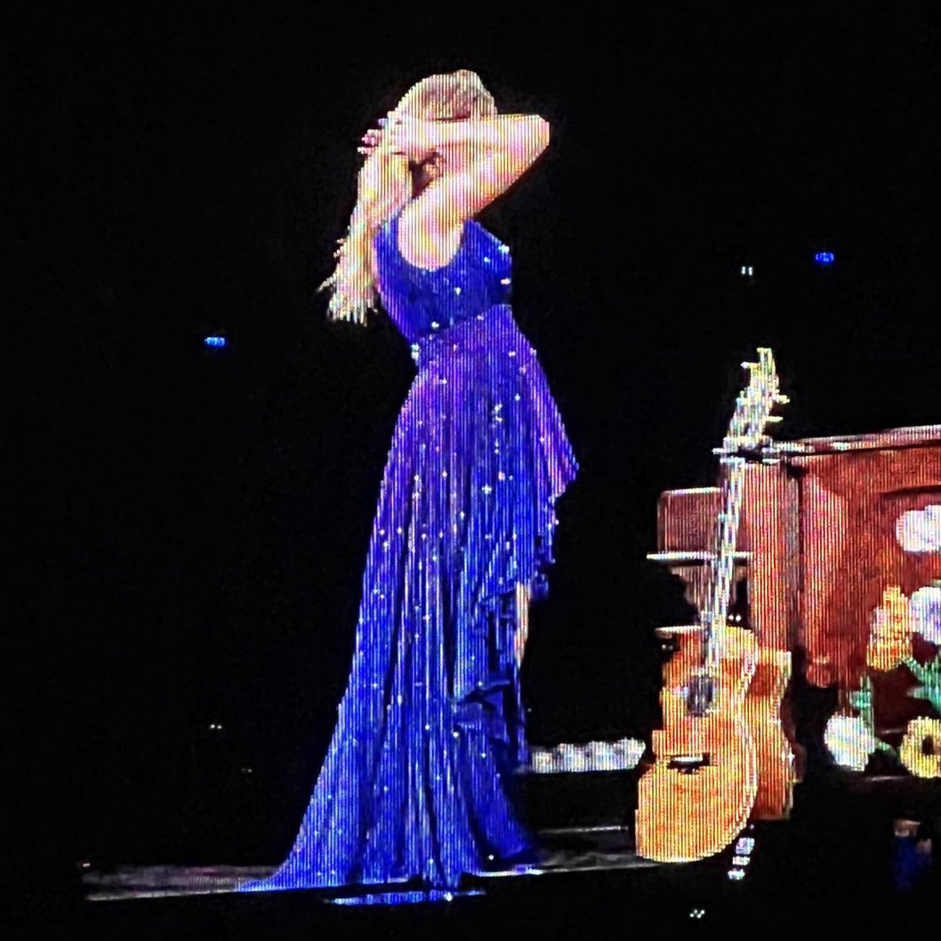 🚨| TAYLOR SWIFT STUNS IN NEW SURPRISE SONG DRESS #MiamiTSTheErasTour