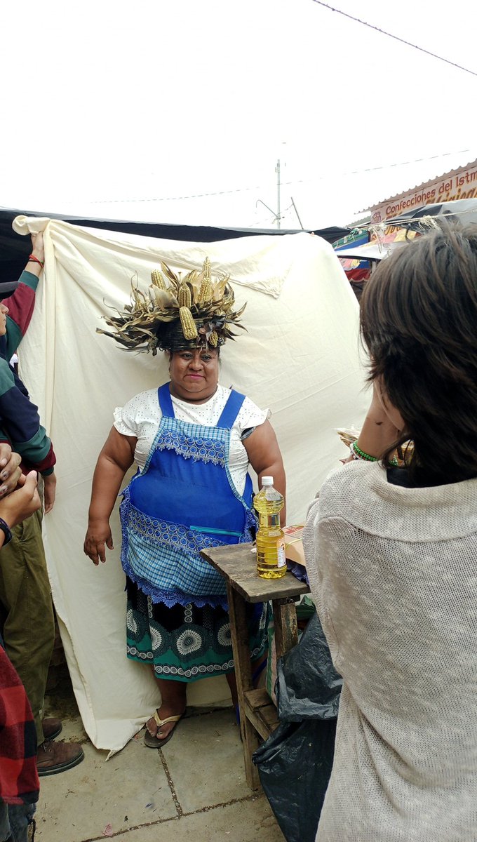 Freynalucero's tweet photo. Hoy hicimos una corona de maiz zapalote para las reinas zapotecas de Juchitán. https://t.co/jEC64aeIwM