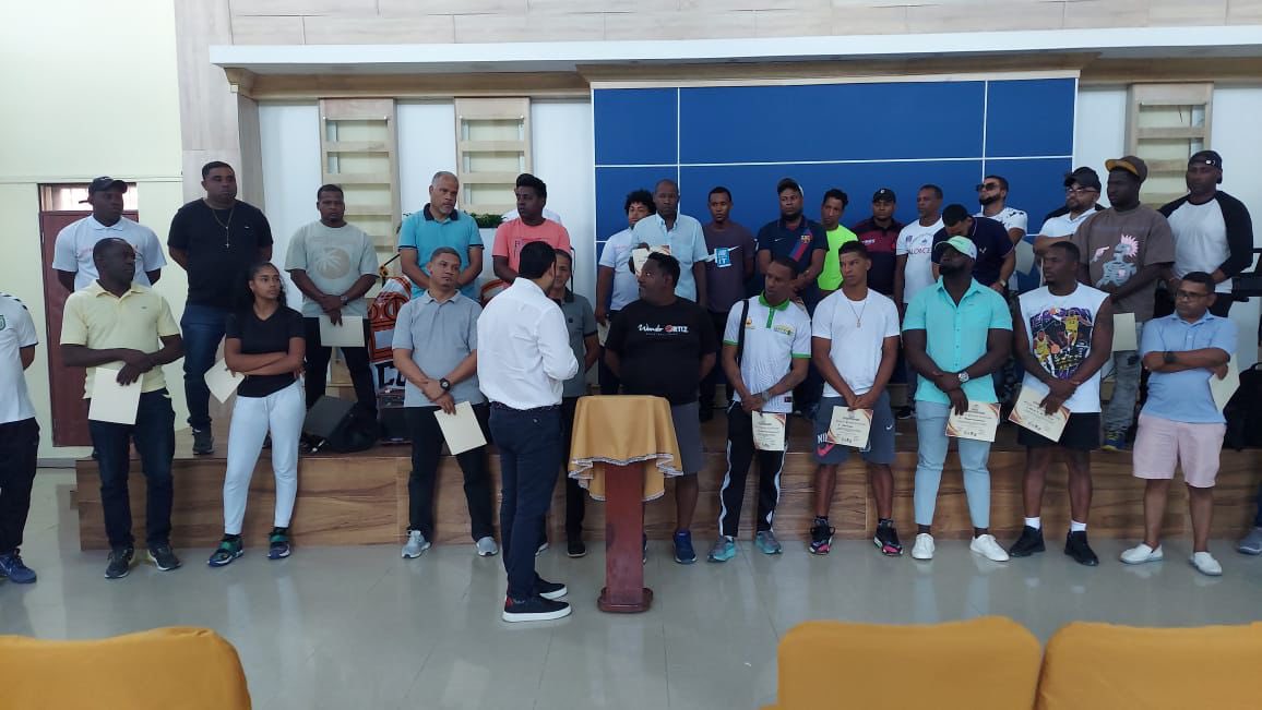 CoebapaE's tweet photo. @JorgeTavarezv presidente de @HigueyAbapa  da una breve exhortación en el transcurso del taller impartido a entrenadores de baloncesto de la provincia La Altagracia 

@RafelinUribe @FedombalRD @TheCoachLopez https://t.co/PpS4wtwMtg
