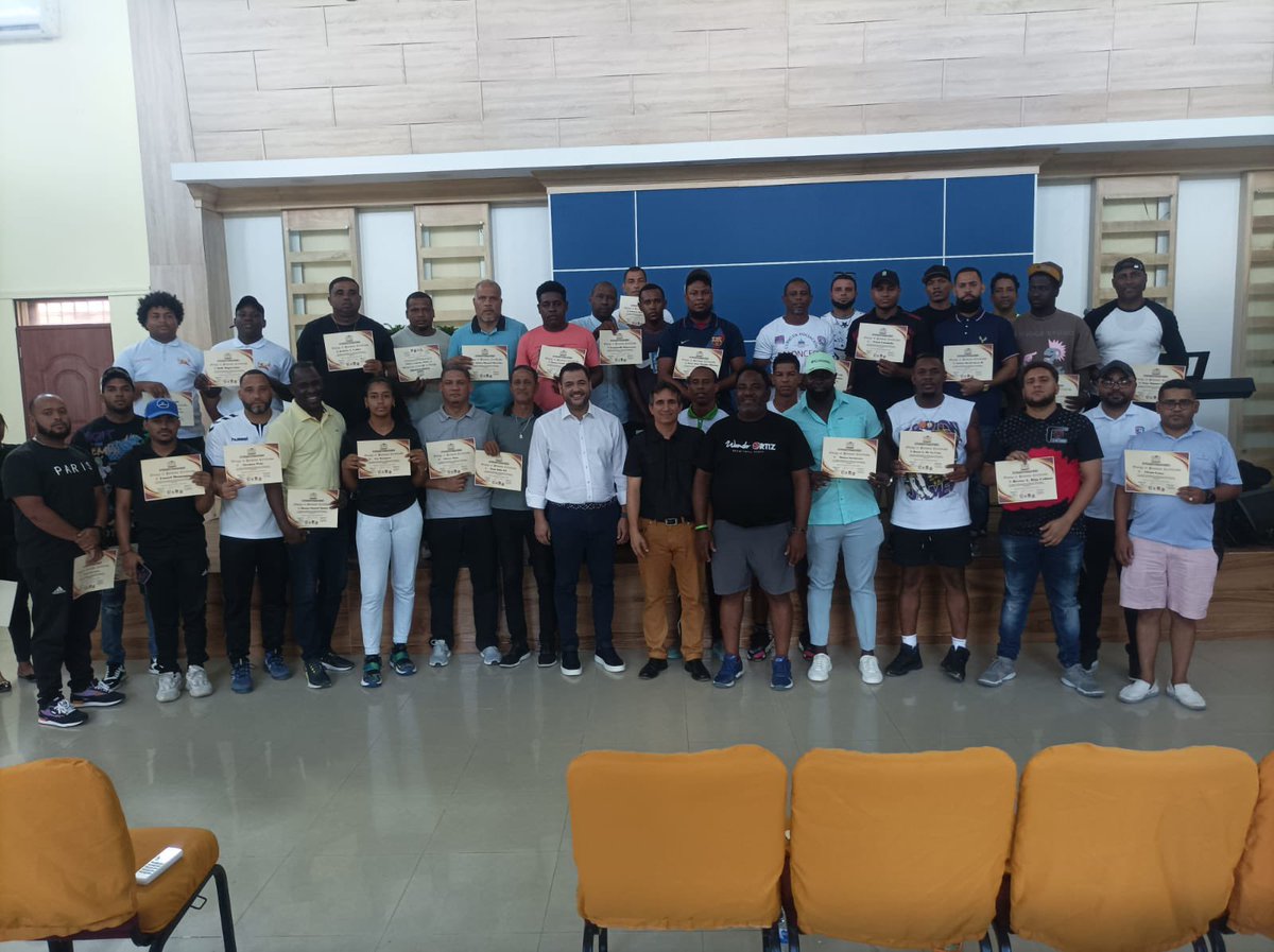 CoebapaE's tweet photo. @JorgeTavarezv presidente de @HigueyAbapa  da una breve exhortación en el transcurso del taller impartido a entrenadores de baloncesto de la provincia La Altagracia 

@RafelinUribe @FedombalRD @TheCoachLopez https://t.co/PpS4wtwMtg
