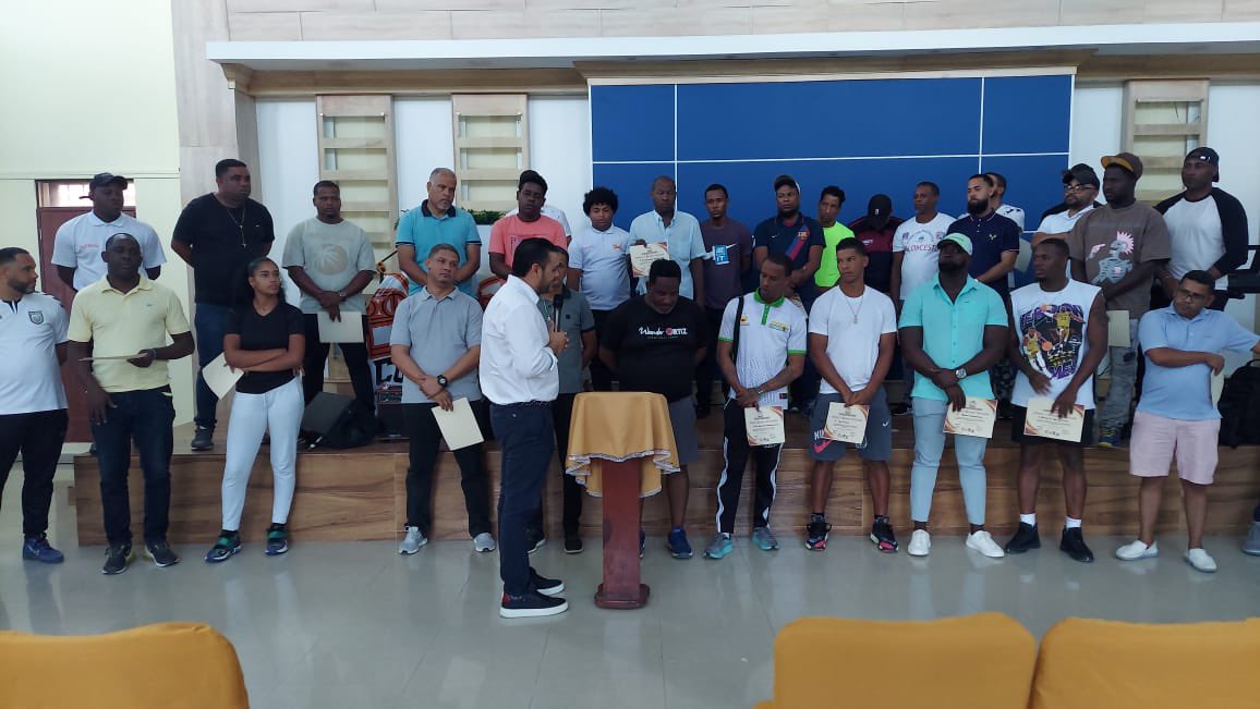 CoebapaE's tweet photo. @JorgeTavarezv presidente de @HigueyAbapa  da una breve exhortación en el transcurso del taller impartido a entrenadores de baloncesto de la provincia La Altagracia 

@RafelinUribe @FedombalRD @TheCoachLopez https://t.co/PpS4wtwMtg