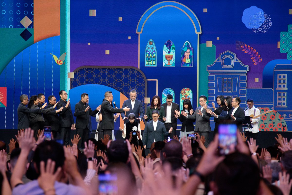 JPCC's tweet photo. Selama 25 tahun, Ps. Jeffrey dan Angela Rachmat telah membangun dan melayani JPCC sebagai Senior Pastor Jakarta Praise Community Church. Hari ini, kita menyambut Ps. Jose Carol dan Hanna Carol yang dilantik menjadi Senior Pastor JPCC; meneruskan perjalanan dalam memimpin JPCC. https://t.co/fFTEcVcPoQ