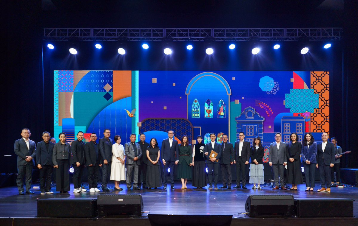 JPCC's tweet photo. Selama 25 tahun, Ps. Jeffrey dan Angela Rachmat telah membangun dan melayani JPCC sebagai Senior Pastor Jakarta Praise Community Church. Hari ini, kita menyambut Ps. Jose Carol dan Hanna Carol yang dilantik menjadi Senior Pastor JPCC; meneruskan perjalanan dalam memimpin JPCC. https://t.co/fFTEcVcPoQ