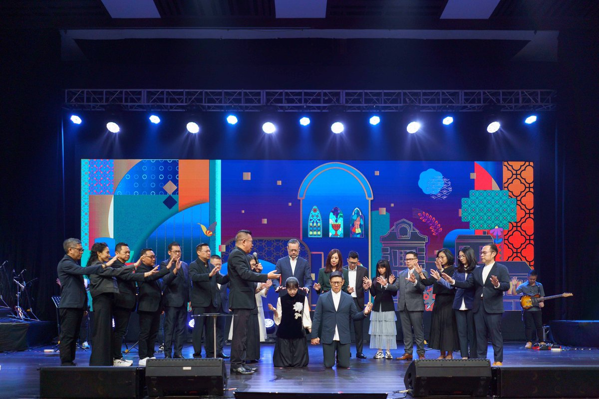 JPCC's tweet photo. Selama 25 tahun, Ps. Jeffrey dan Angela Rachmat telah membangun dan melayani JPCC sebagai Senior Pastor Jakarta Praise Community Church. Hari ini, kita menyambut Ps. Jose Carol dan Hanna Carol yang dilantik menjadi Senior Pastor JPCC; meneruskan perjalanan dalam memimpin JPCC. https://t.co/fFTEcVcPoQ