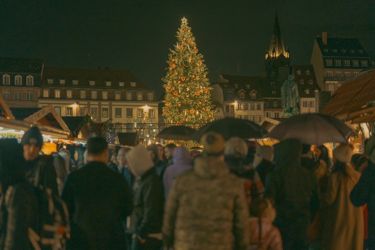 34boy_photo's tweet photo. ライカで歩く、フランス・ストラスブールのクリスマス。 https://t.co/mUdzdQB05o