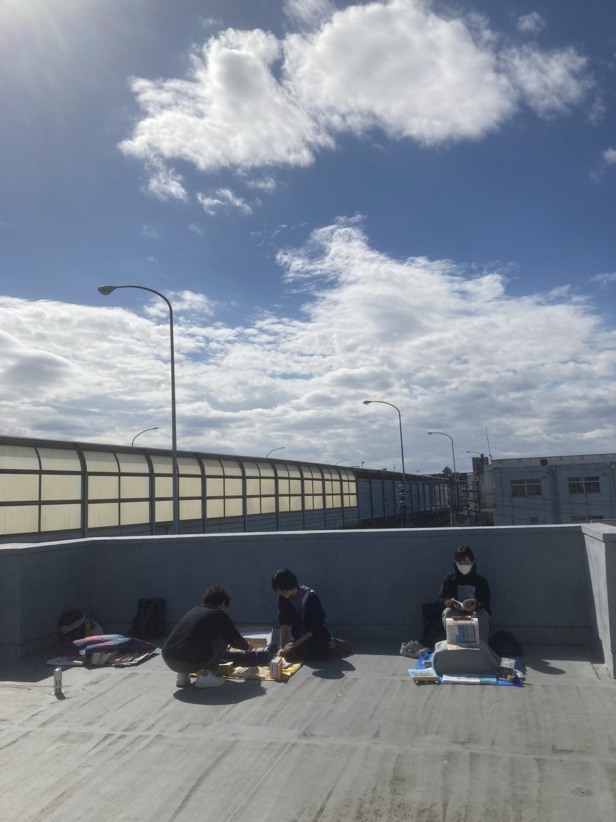kamecokamesuke's tweet photo. 本八幡にある123ビルヂング屋上にて、古本市開催中です。良いお天気で屋上日和。た���さんの素敵な本が並んでいます。15時までやっています。ぜひぜひ、いらして〜。 https://t.co/T18IKW74cE