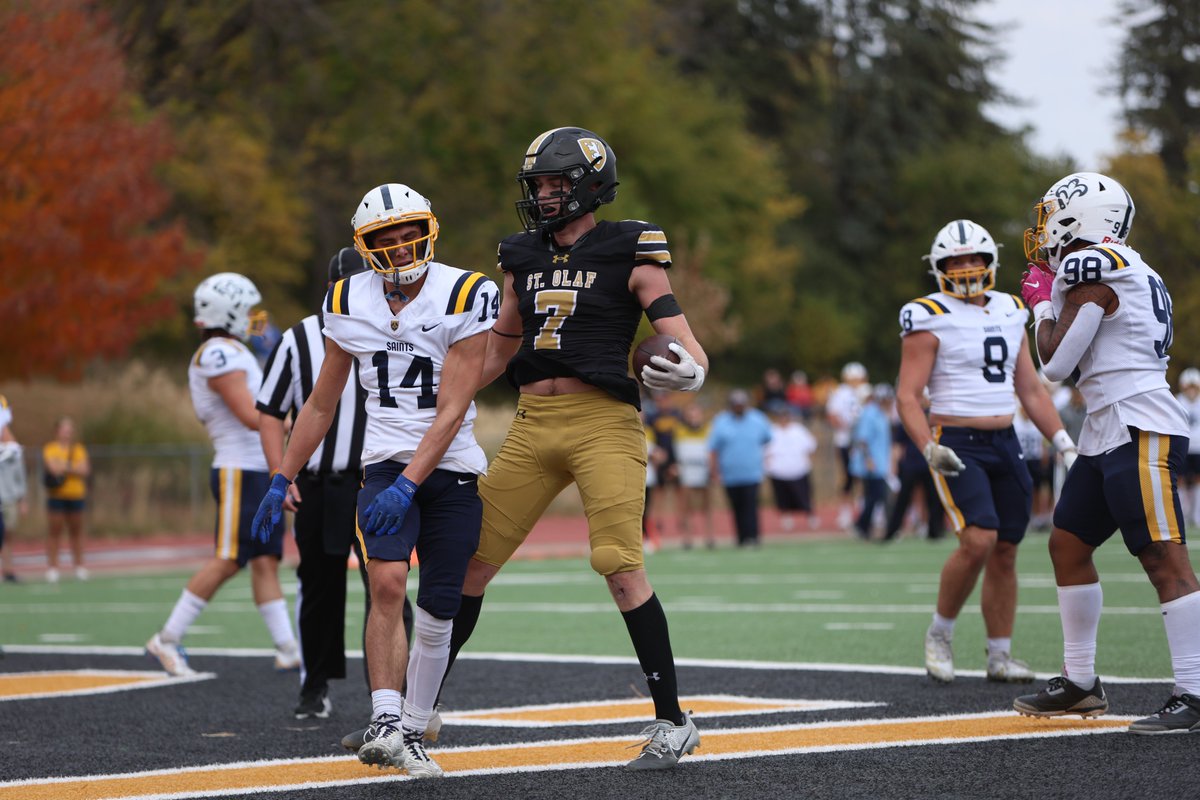 StOlafAthletics's tweet photo. It took a last-second field goal from Collin Swan, but @StOlafFB remained unbeaten with a 36-33 win over St. Scholastica!

RECAP: https://t.co/8a6uHB1NMt

#UmYahYah | #OlePride | #d3fb https://t.co/uvKaSYdyuq