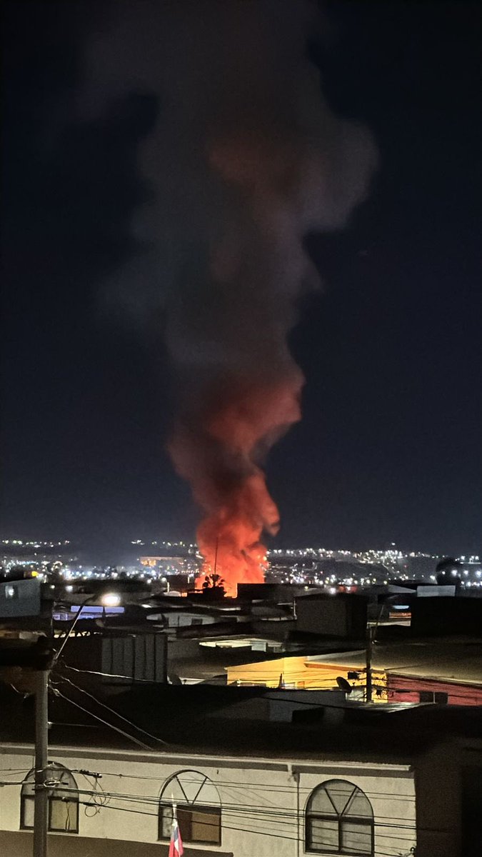 JeannetteQuim's tweet photo. #Arica  23:30 1ra alarma de #incendio en los limones con las torres 
Avanzan móviles 🚒 R1 B6 B4 Z6 B5 B3 

PREINFORME: CASA HABITACION EN FASE DE LIBRE COMBUSTION CON PELIGRO DE PROPAGACION
@BomberosdeChile @Pabl0Manzanares @reddeemergencia @ruta5chile @capyemejdv https://t.co/O51TUPYRiw