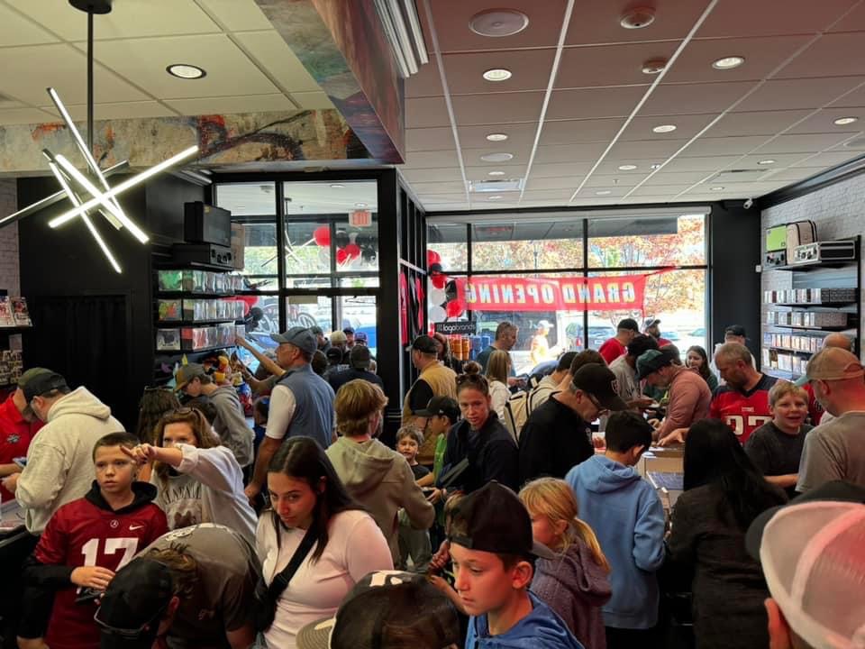 StuartGStaples's tweet image. What an absolute amazing grand opening for our shop today!! @CardPurchaser Pretty Cool Cards Nolensville, TN