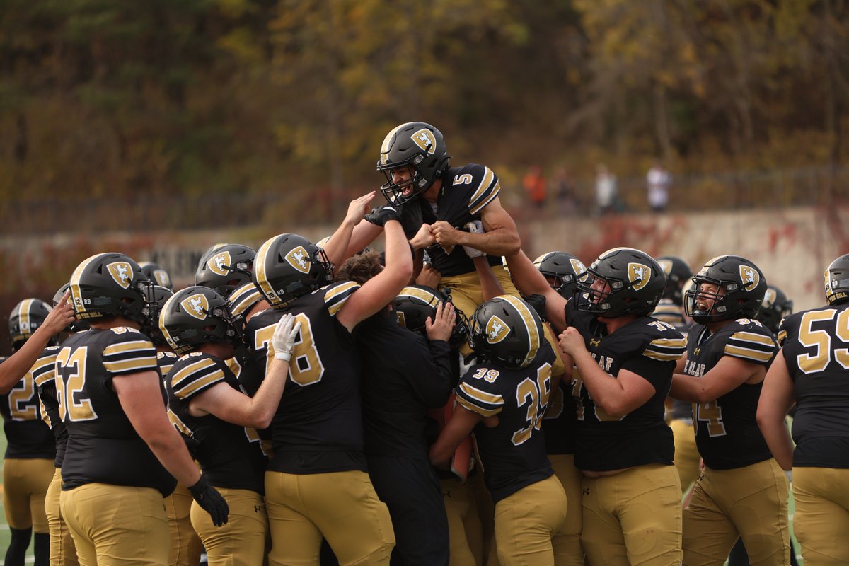 It took a last-second field goal from Collin Swan, but <a href="/StOlafFB/">St. Olaf Football</a> remained unbeaten with a 36-33 win over St. Scholastica!

RECAP: athletics.stolaf.edu/news/2024/10/1…

#UmYahYah | #OlePride | #d3fb